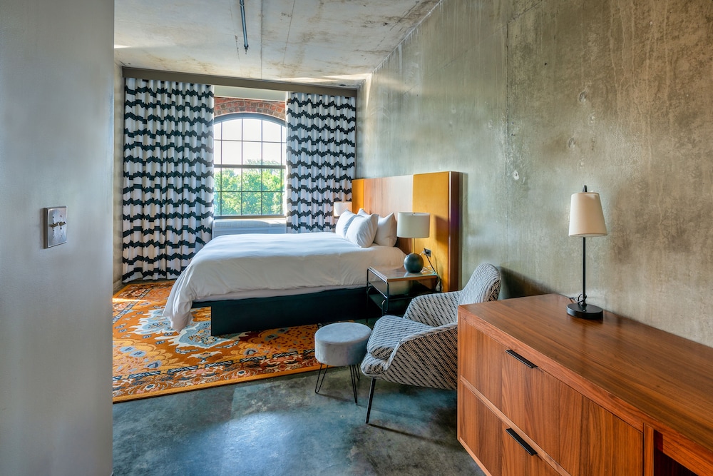Suite, 1 Bedroom - Photo 2