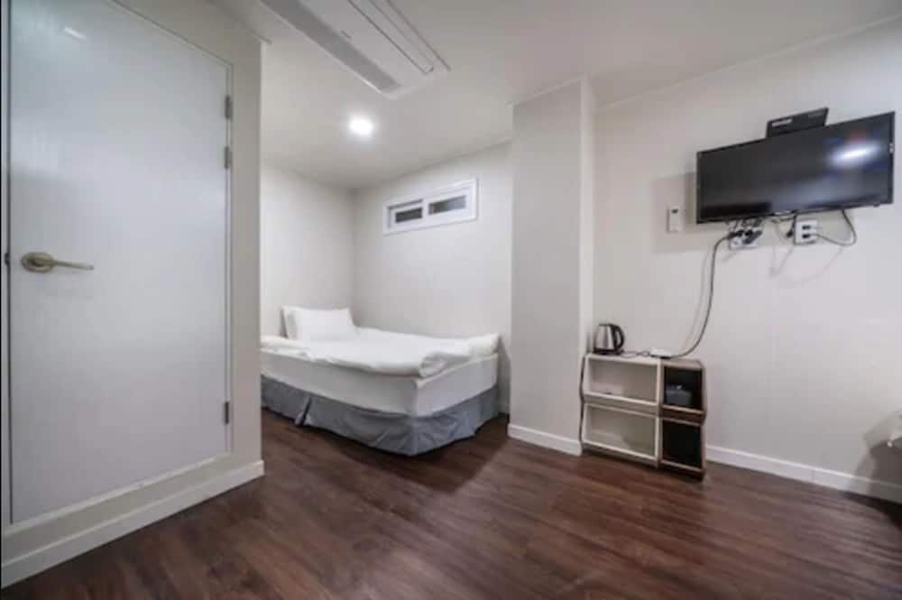 Family Room - Photo 4