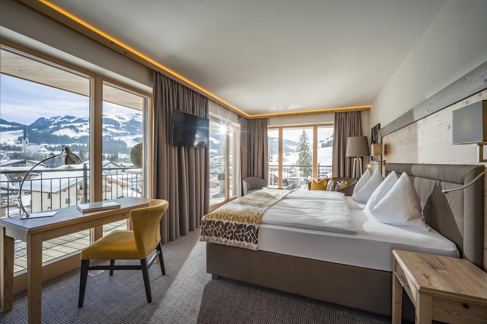 Panoramic Suite, 1 King Bed with Sofa bed, Sauna, Mountain View