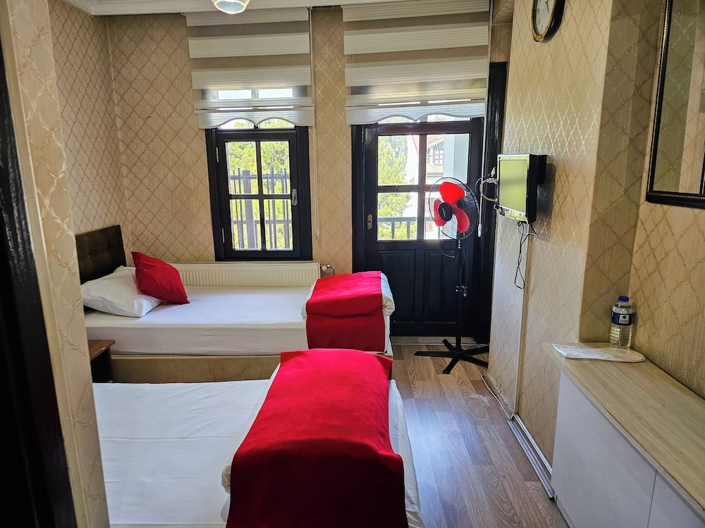 Economy Twin Room photo 2
