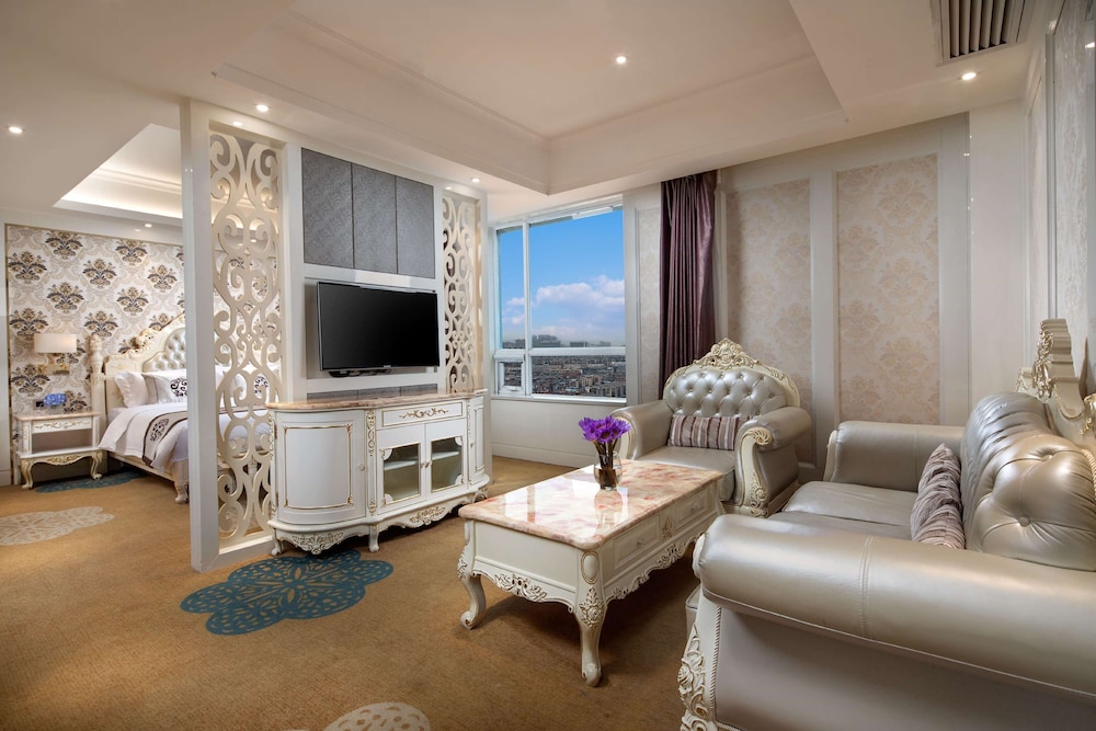 Executive Suite, 1 King Bed, Smoking photo 1