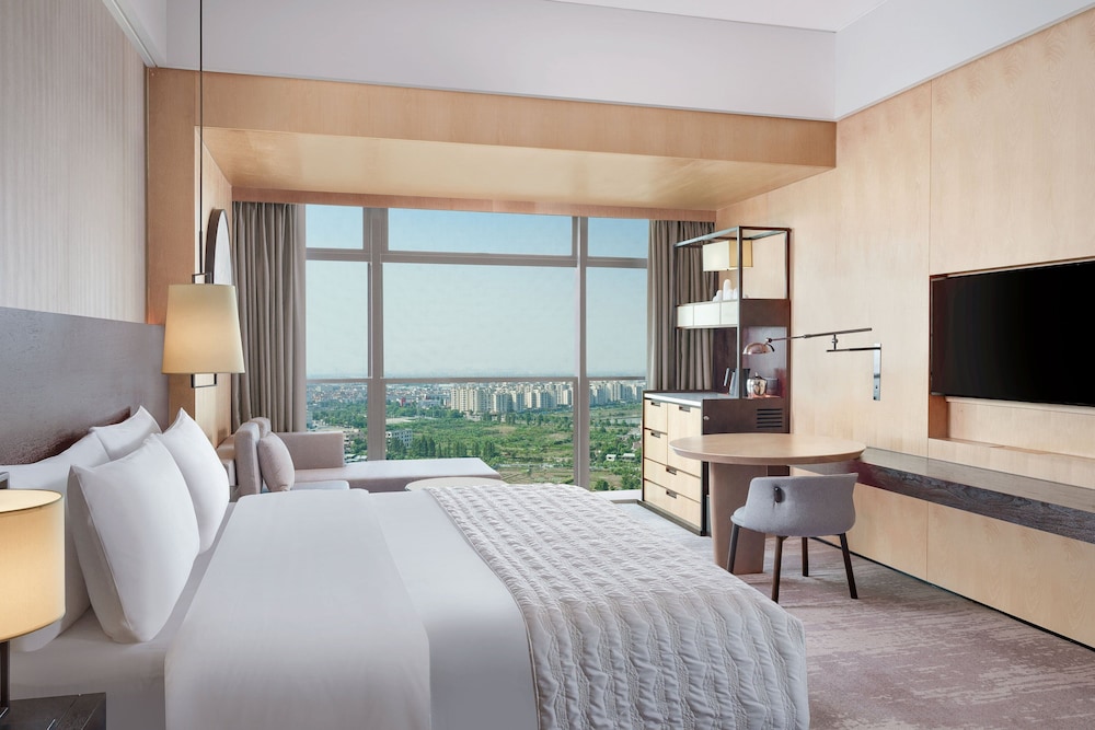 Executive Room, 1 King Bed, City View