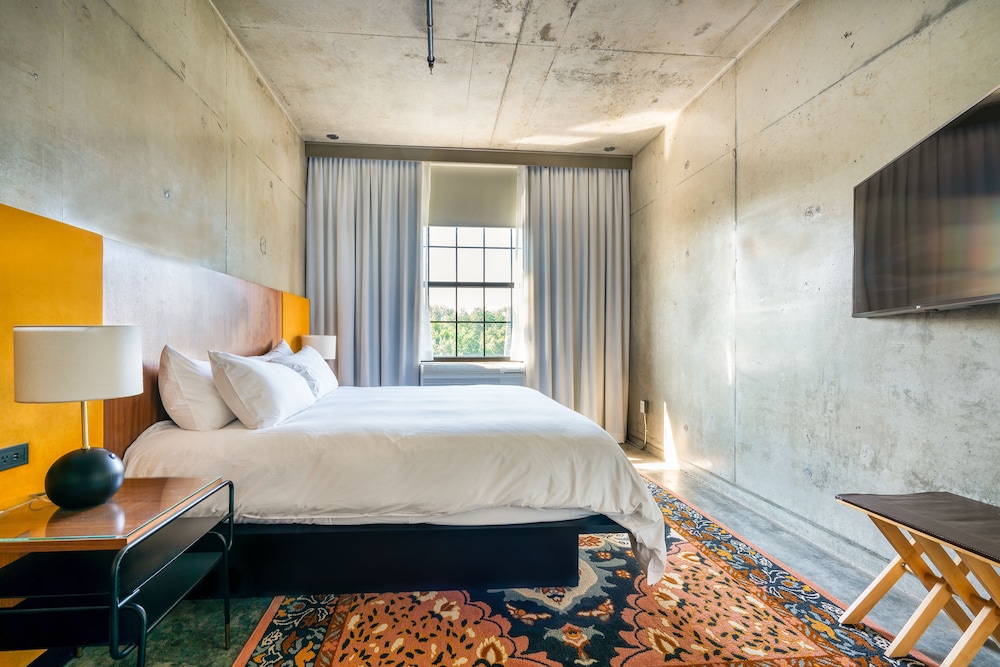 Room, 1 King Bed - Photo 3