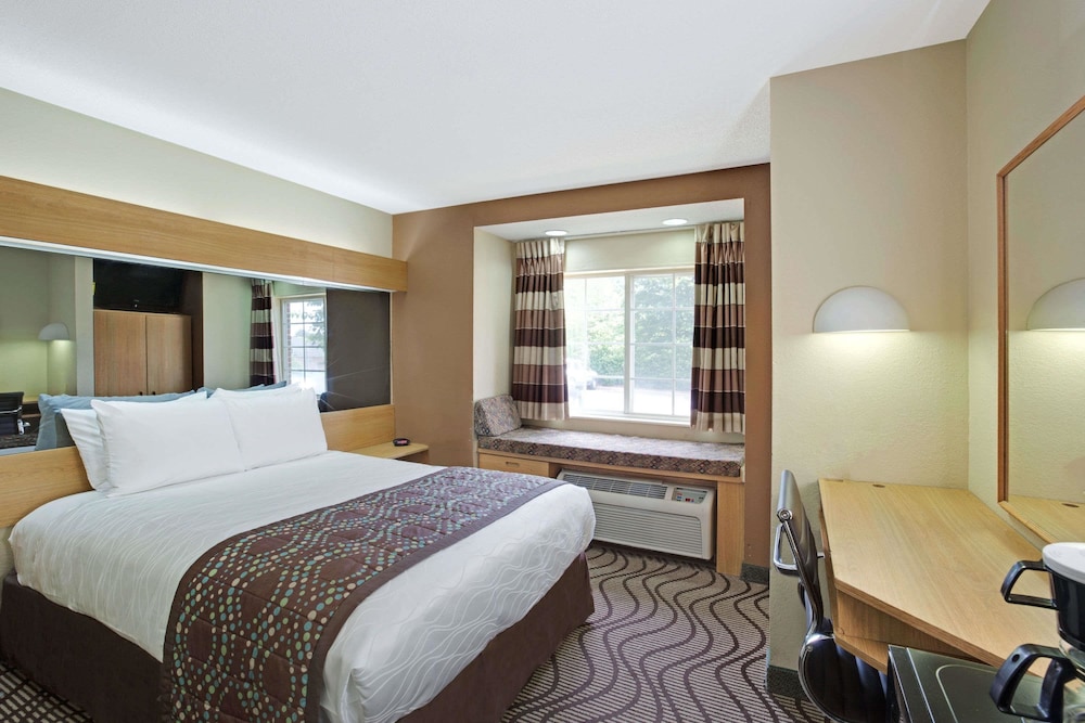 Standard Room, 1 Queen Bed - Photo 1