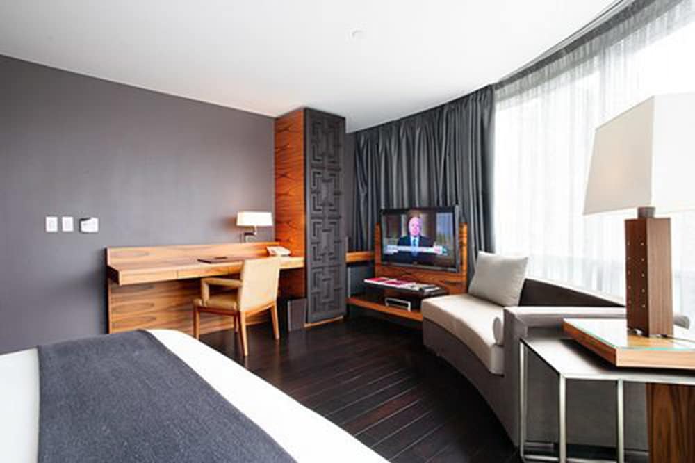 Premium Room, 1 King Bed, Corner - Photo 2