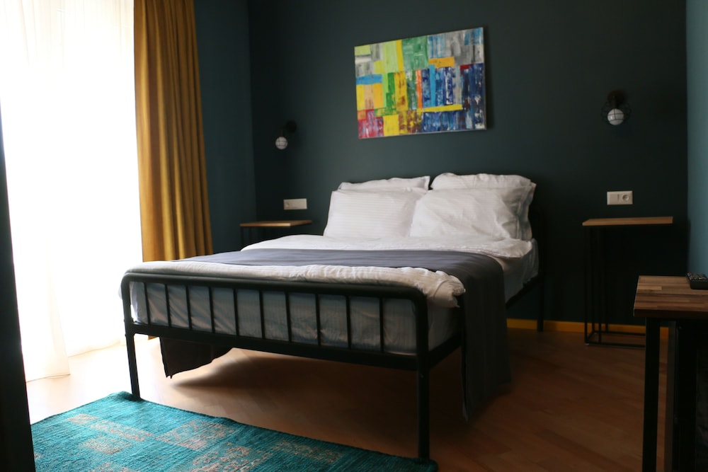 Premium Double Room, 1 Queen Bed, Balcony, Garden View