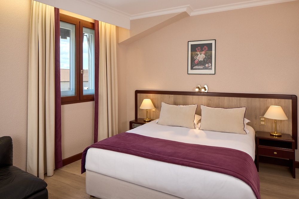 Standard Room, 1 Queen Bed, City View (Tradition Room)