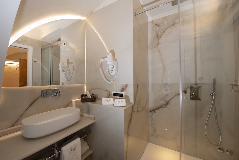 Deluxe Double Room, Bathtub, City View - Photo 9