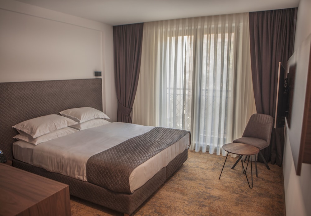 Deluxe Single Room, 1 Queen Bed, Non Smoking, Garden View photo 3
