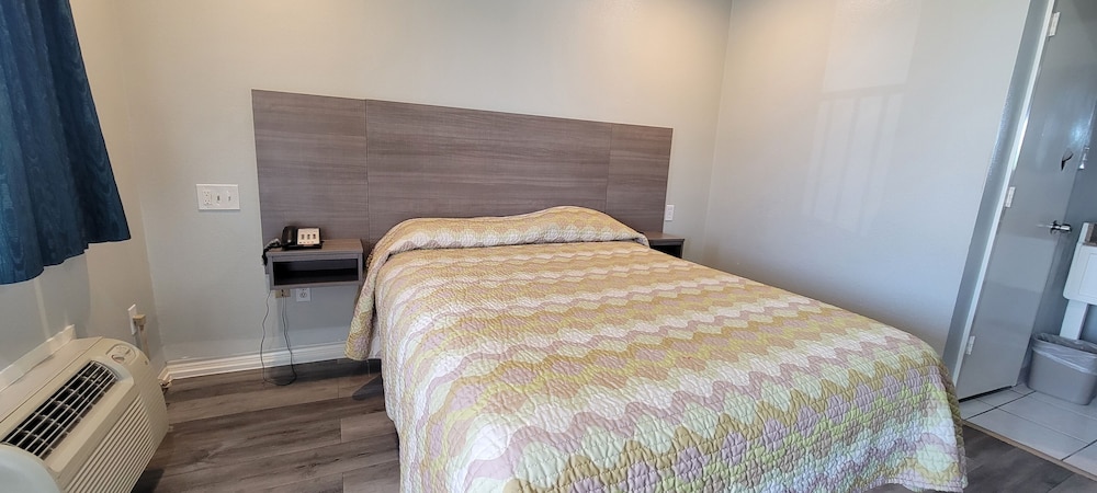 Standard Single Room, 1 Queen Bed - Photo 1
