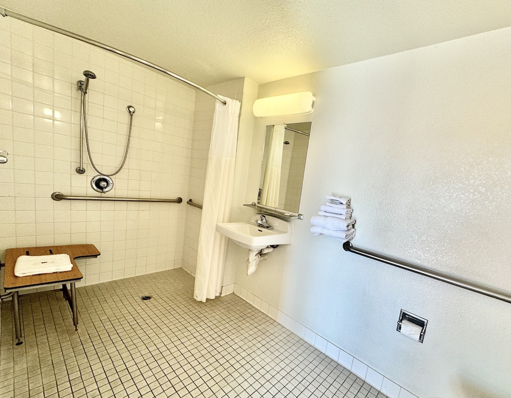 Standard Room, 1 Queen Bed, Accessible, Non Smoking - Photo 4