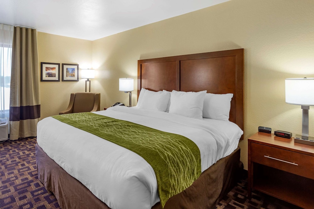 Standard Room, 1 King Bed, Non Smoking - Photo 2