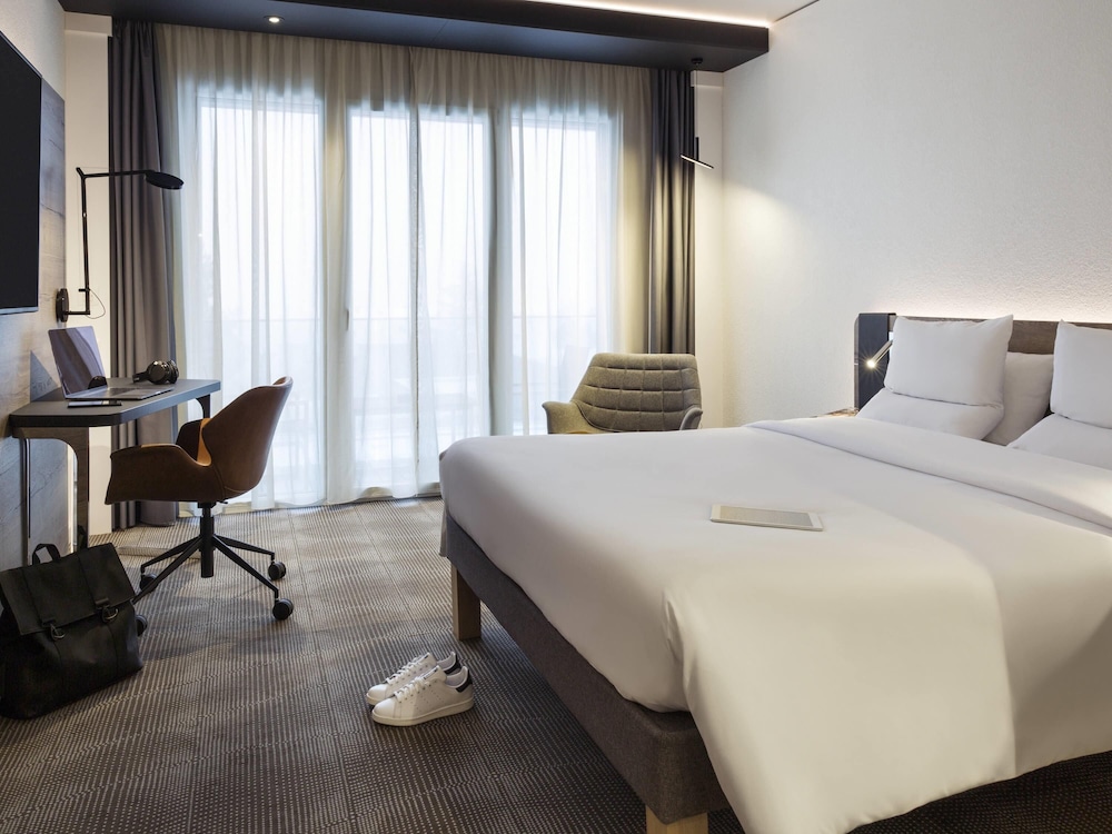 Business Room, 1 Queen Bed thumbnail 5