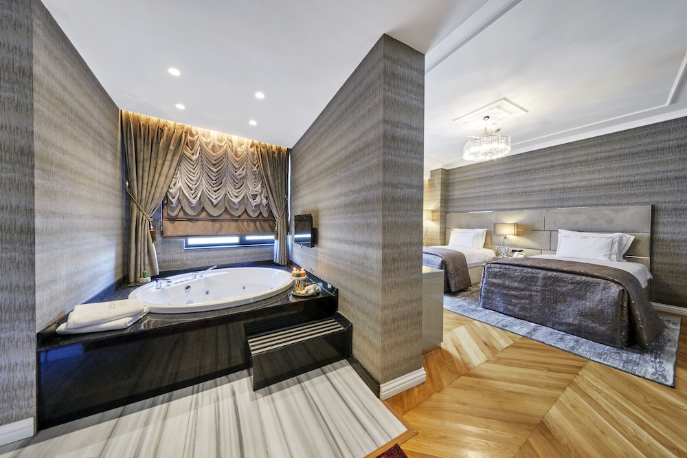 Deluxe Studio Suite, Jetted Tub photo 2