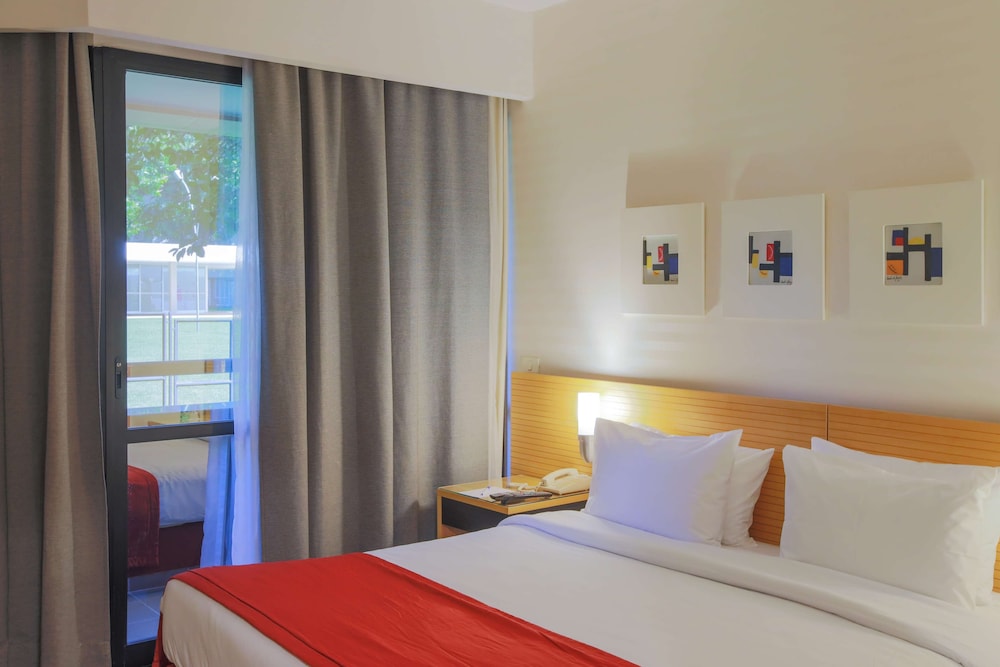 Deluxe Room, Multiple Beds - Photo 14