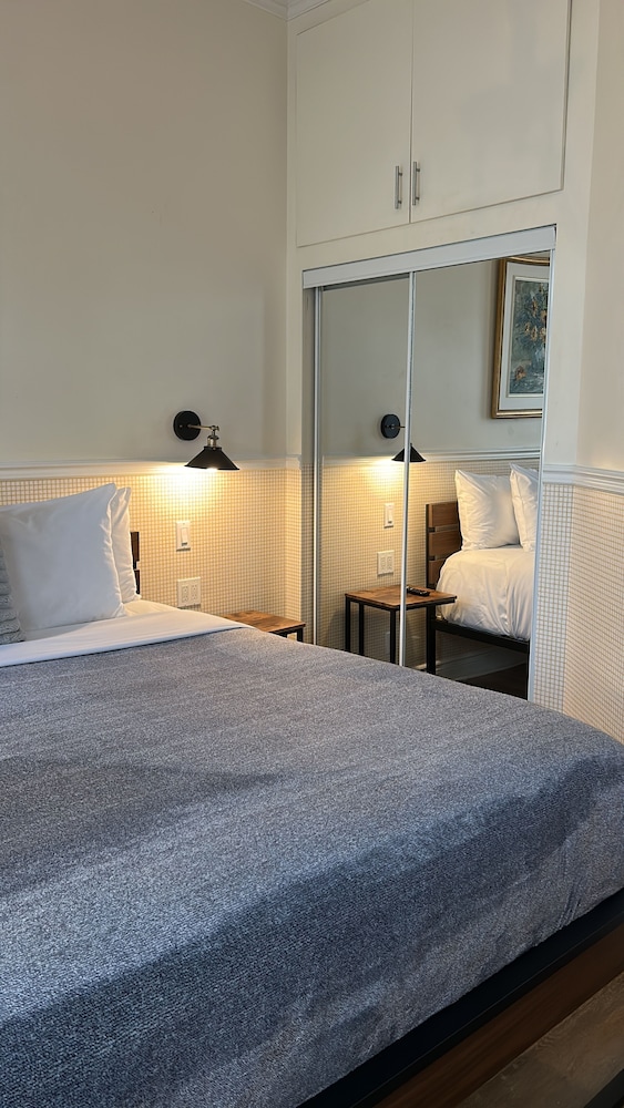 Two Room with 1 King Bed and 1 Queen Bed
