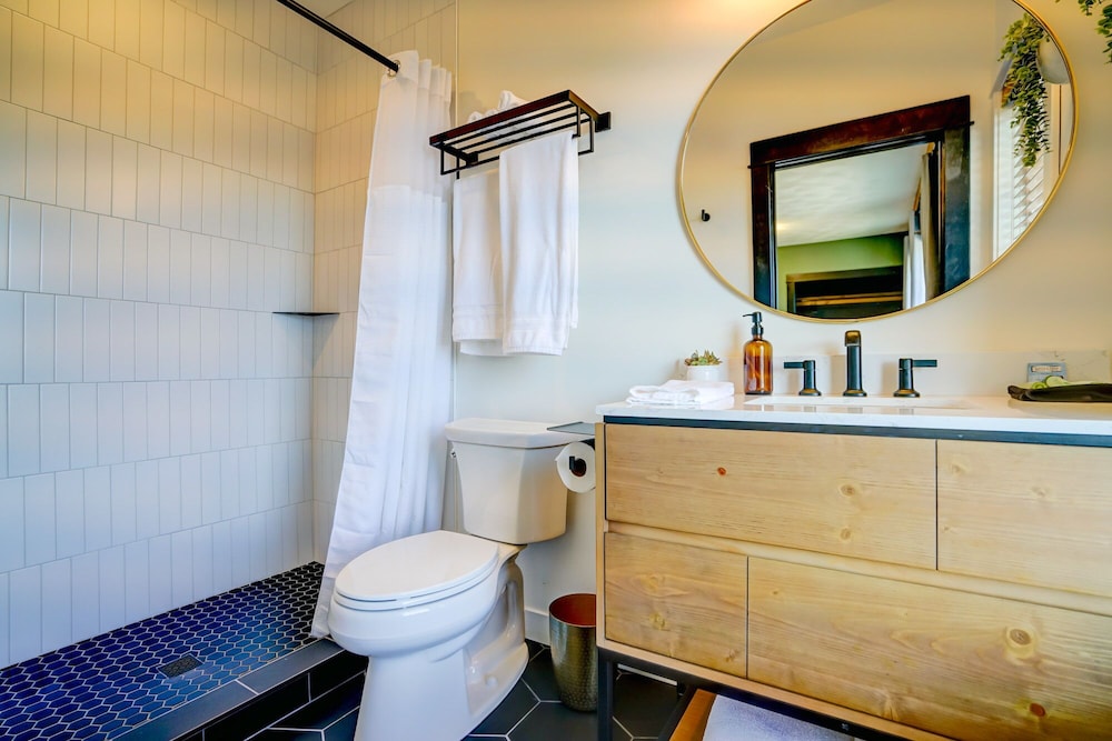 Design Room, 2 Queen Beds, Ensuite photo 3