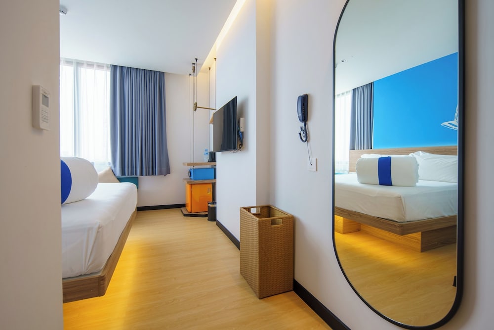 Room, 1 King Bed (COSI Plus) - Photo 3