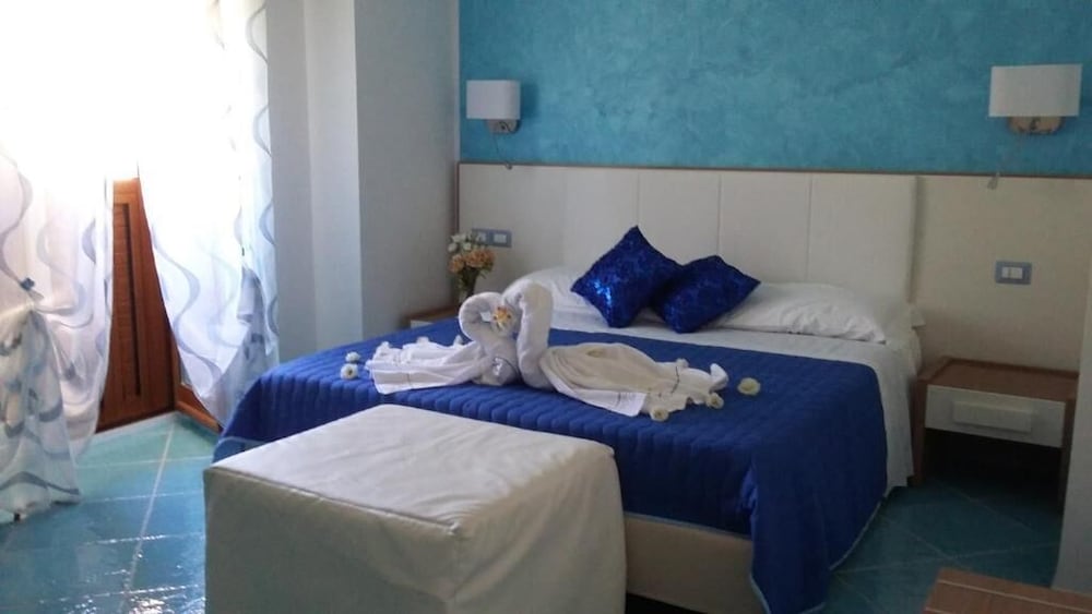 Basic Triple Room, Balcony, Mountain View photo 3
