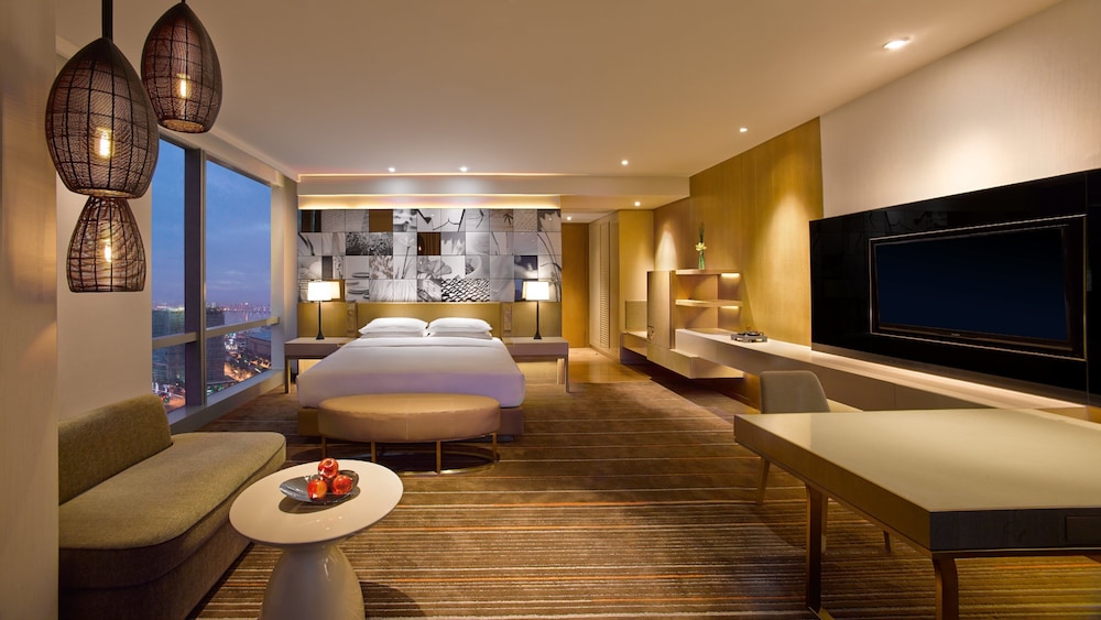 Premium Room, 1 King Bed photo 1