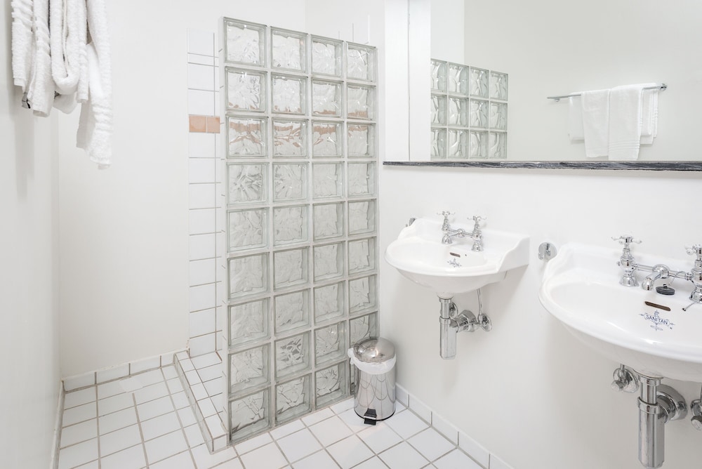 Suite - Photo 9