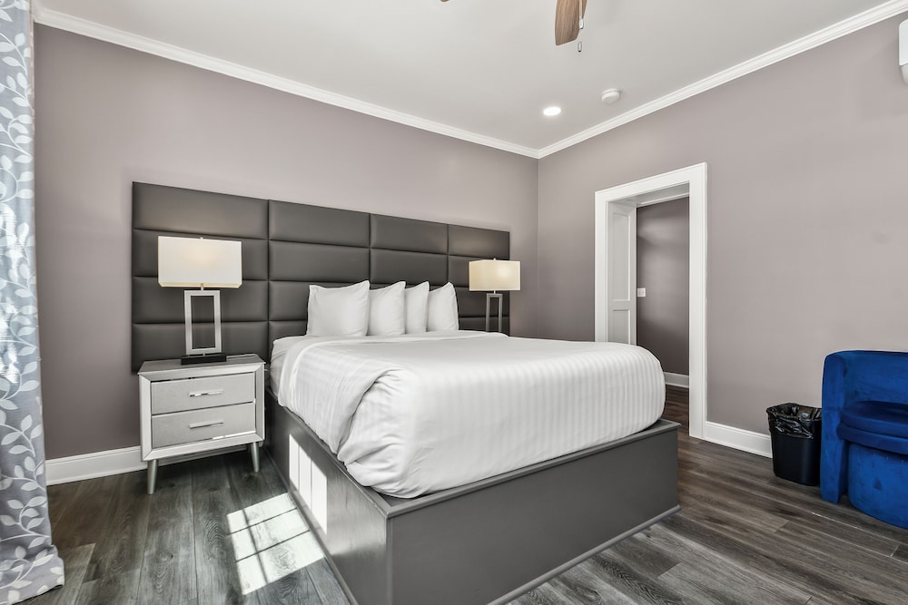 Deluxe Queen Room w/ Private Entrance