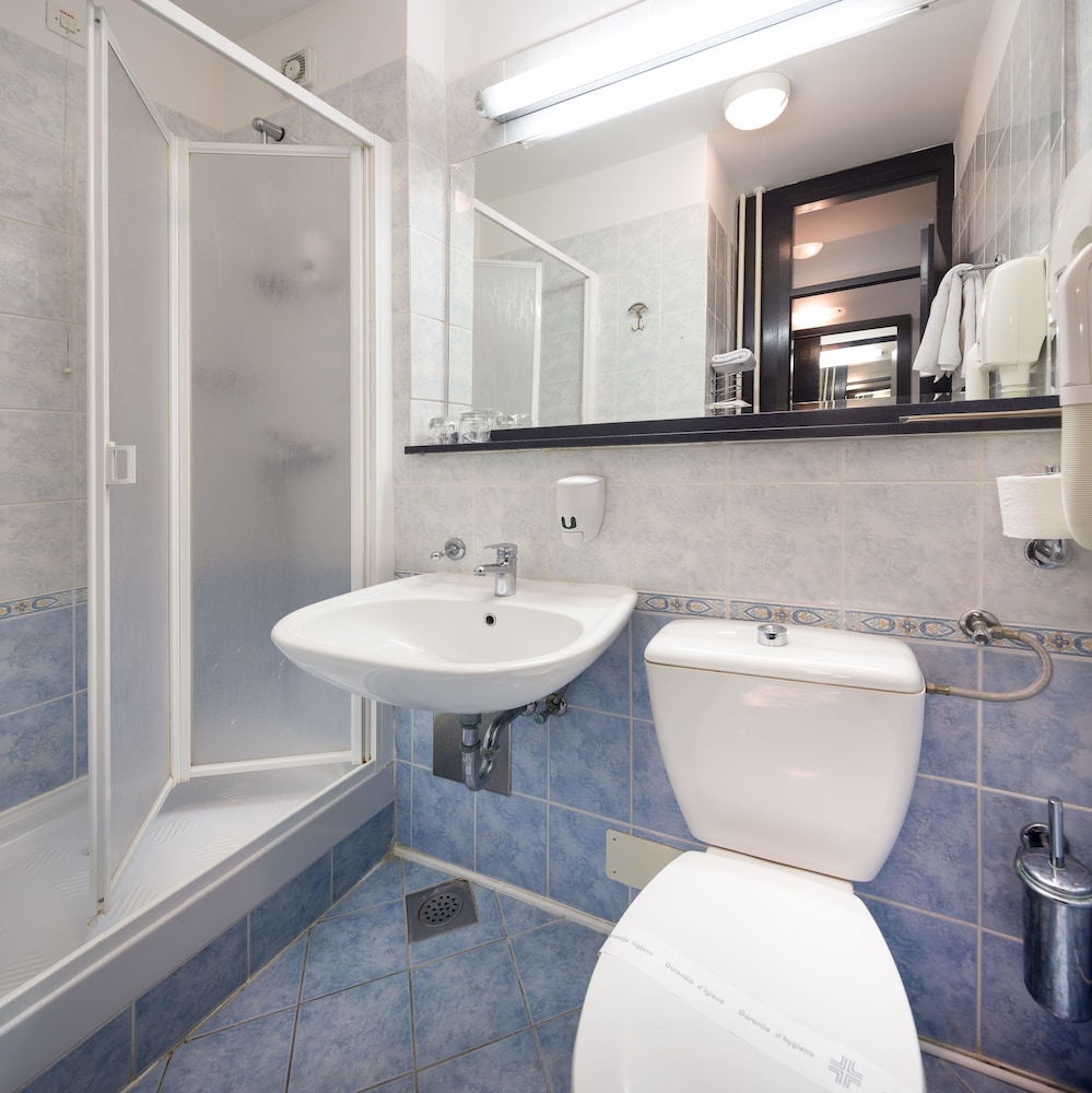 Standard Double or Twin Room with Seaside View and Balcony photo 2