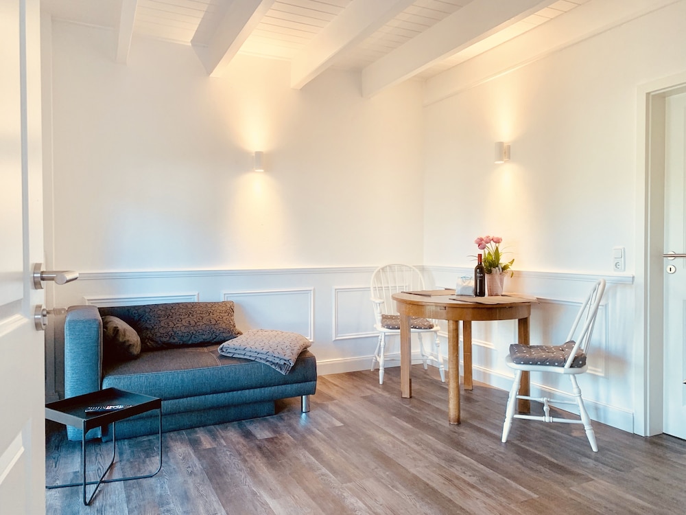 Suite (White)