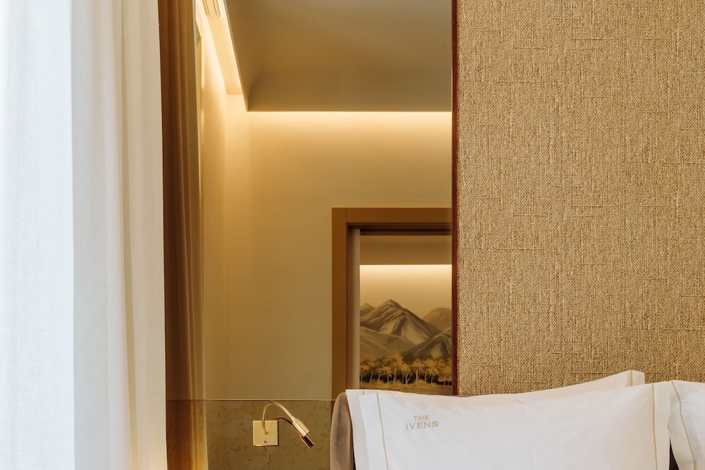 Suite, 1 King Bed - Photo 8