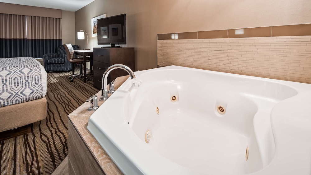 Suite, 1 King Bed with Sofa bed, Non Smoking, Jetted Tub (with Sofabed) - Photo 2