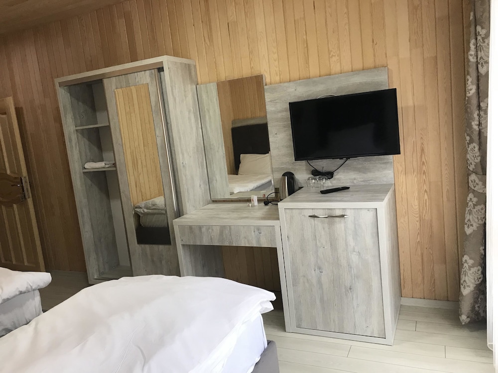 Standard Room, 1 Bedroom, Smoking, Lake View photo 3