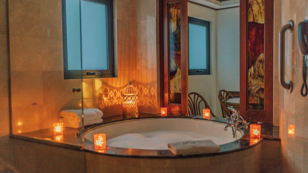 Grand Suite, Hot Tub - Photo 13