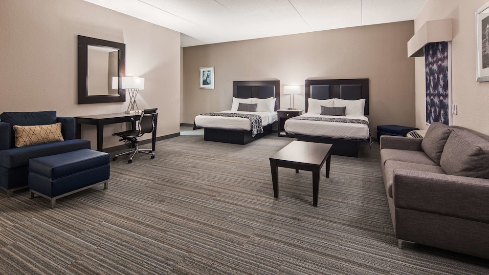 Room, 2 Queen Beds, Refrigerator & Microwave (with Sofabed) - Photo 1