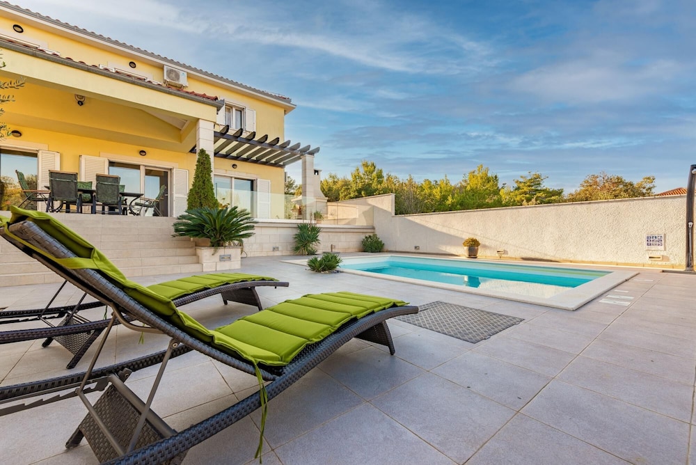 Villa photo 2