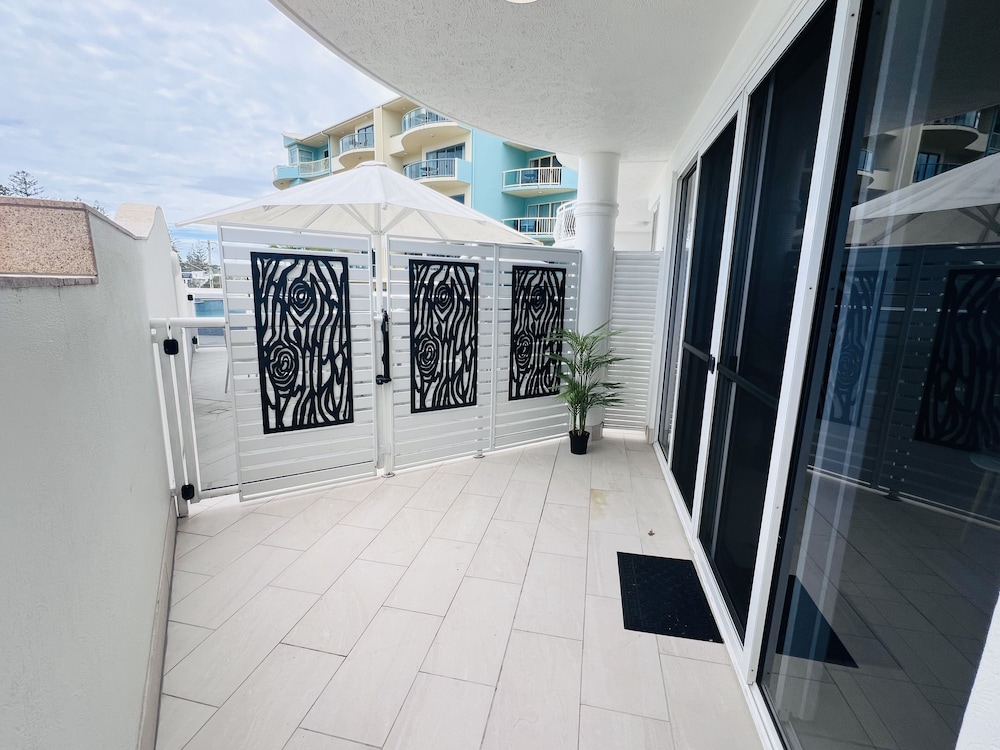 Deluxe Apartment, 2 Bedrooms, Poolside photo 2