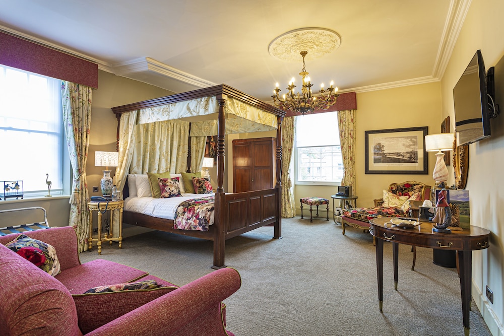 Deluxe Four Poster Suite
