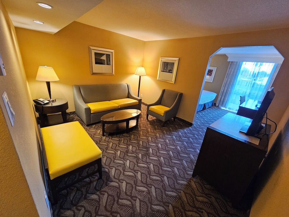 Deluxe Suite, 1 King Bed with Sofa bed, Non Smoking - Photo 2