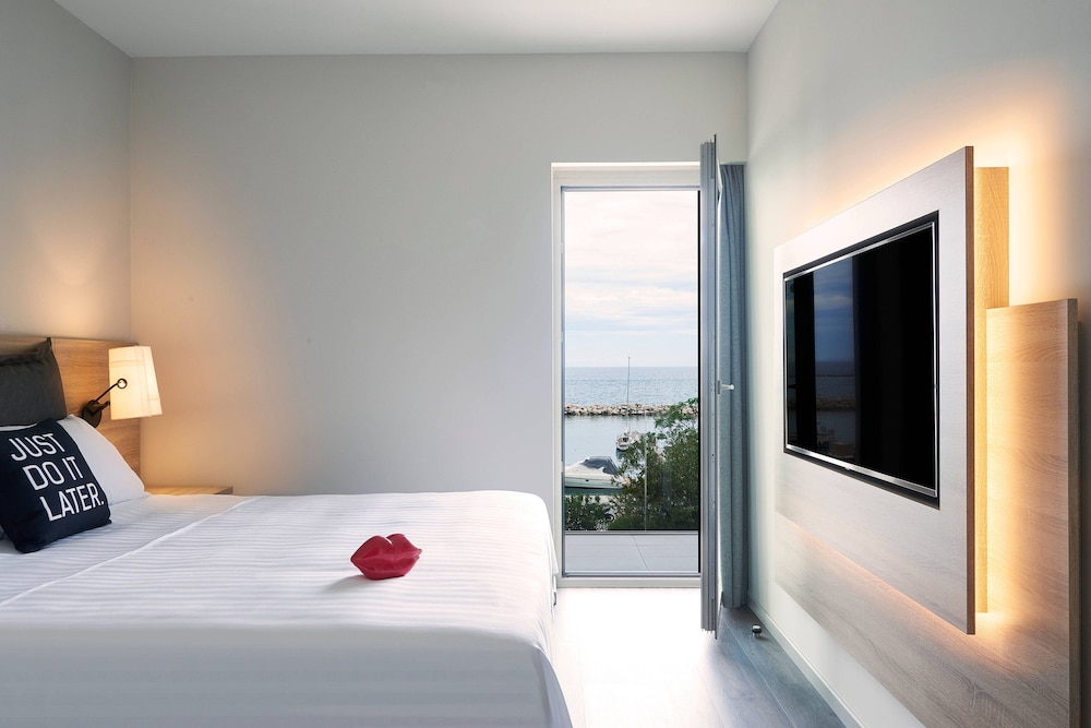Family Room, 1 Queen Bed with Sofa bed (Sea View) thumbnail 6