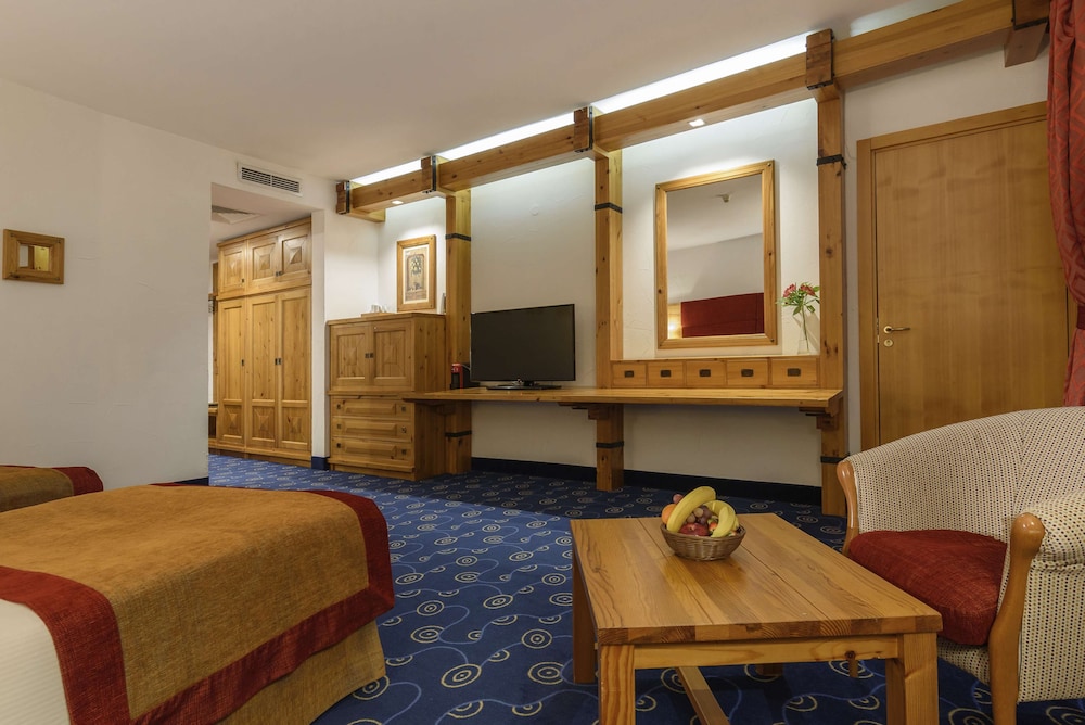 Standard Room, 2 Twin Beds, City View - Photo 6