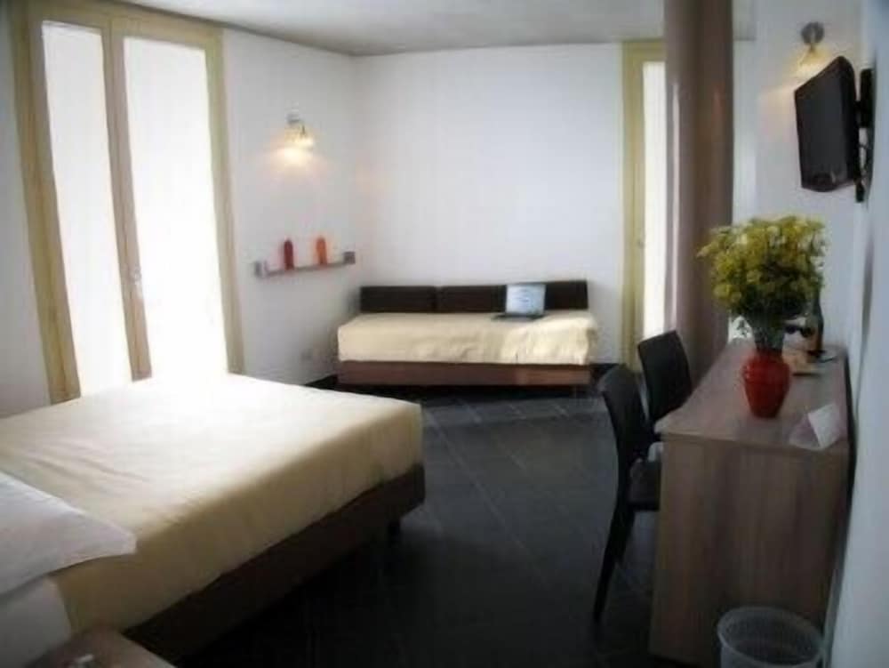 Junior Triple Room, Multiple Beds photo 1