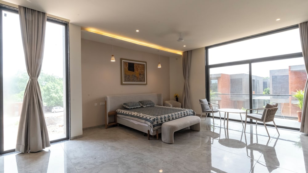 Family Studio Suite, 1 King Bed, Balcony