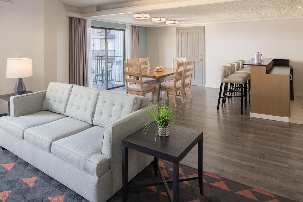 Suite, 1 Bedroom, Courtyard View - Photo 4