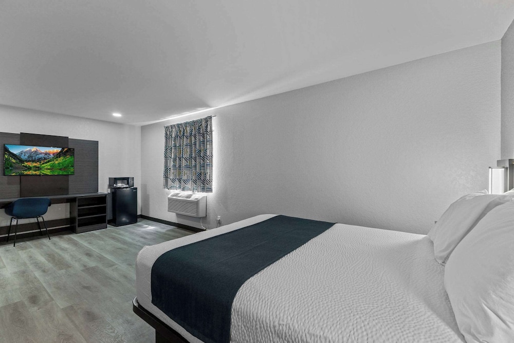 Deluxe Suite, 1 Queen Bed, Non Smoking - Photo 4