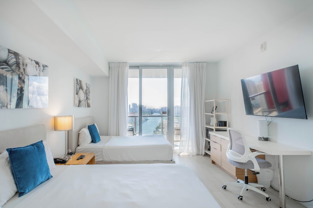 Deluxe Studio, 2 Double Beds, Balcony, Beachside