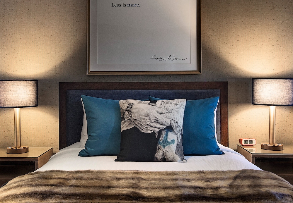 Deluxe Room, 1 King Bed photo 2