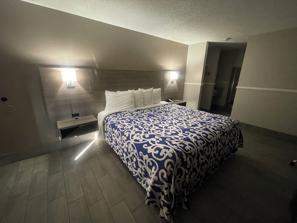 Standard Room, 1 King Bed, Accessible Bathtub, Smoking photo 1