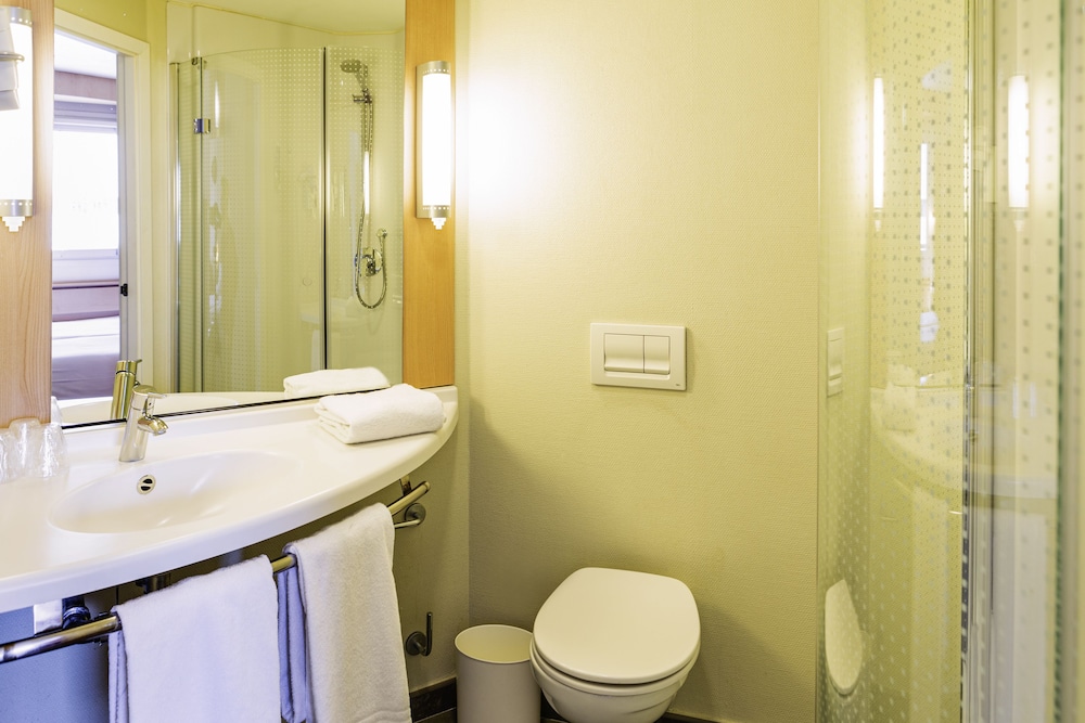 Deluxe Room, 1 Queen Bed (with Extra Benefits) photo 2
