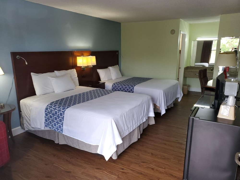Standard Room, 2 Queen Beds, Non-Smoking photo 3