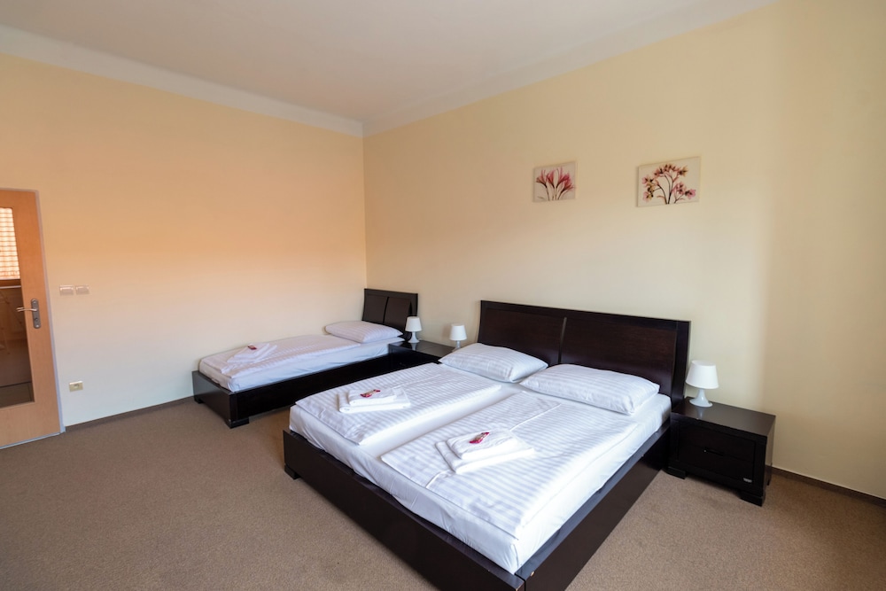 Economy Triple Room photo 2