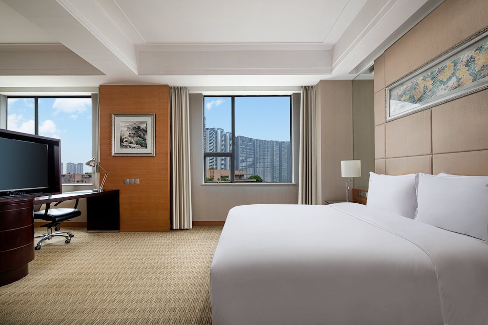 Suite, 1 King Bed - Photo 3